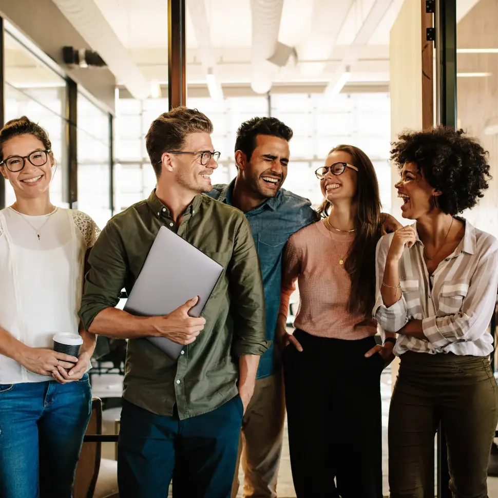 Jovens profissionais reunidos informalmente no escritório